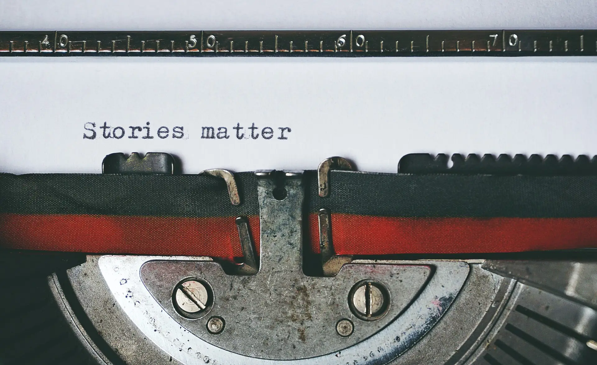 Schreibmaschine mit dem getippten Text " Stories matter"